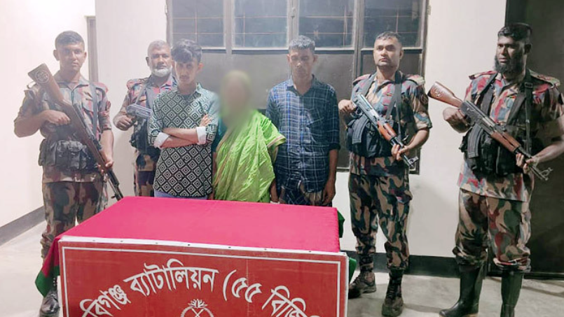 বাল্লা সীমান্ত দিয়ে ভারতে পালানোর সময় আটক ৩